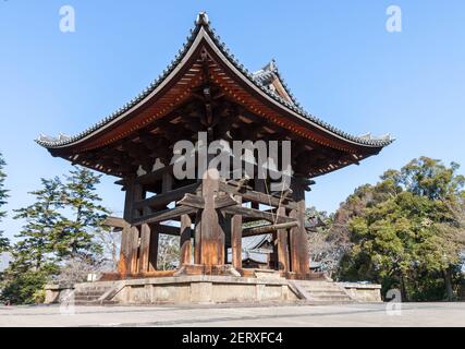 La grande torre di legno che ospita l'enorme campana di rame al tempio Todai-ji a Nara, Giappone Foto Stock
