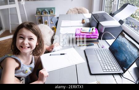 Bambino piccolo che fa l'apprendimento domestico Foto Stock