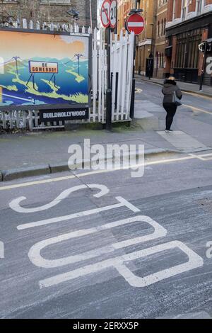 Il 26 febbraio 2021, a Londra, in Inghilterra, viene attaccato un cartello che invita i passanti a "essere qualcuno" alle ringhiere di Shoreditch. Foto Stock