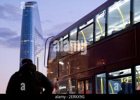 Visto dalla città di Londra, un Blackfriars (uno dei grattacieli più nuovi della capitale) sorge sopra un autobus pedonale e londinese durante l'ora di punta serale, il 26 febbraio 2021, a Londra, Inghilterra. Situato su Bankside, la riva sud del fiume Tamigi, lo sviluppo è una torre di 52 piani di 170 metri, i cui usi includono appartamenti residenziali, un hotel e negozi al dettaglio. Foto Stock
