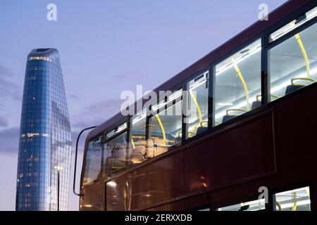 Visto dalla città di Londra, un Blackfriars (uno dei grattacieli più nuovi della capitale) sorge sopra un autobus londinese durante l'ora di punta serale, il 26 febbraio 2021, a Londra, Inghilterra. Situato su Bankside, la riva sud del fiume Tamigi, lo sviluppo è una torre di 52 piani di 170 metri, i cui usi includono appartamenti residenziali, un hotel e negozi al dettaglio. Foto Stock