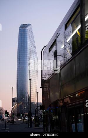 Visto dalla città di Londra, un Blackfriars (uno dei grattacieli più nuovi della capitale) sorge sopra un autobus londinese durante l'ora di punta serale, il 27 febbraio 2021, a Londra, Inghilterra. Situato su Bankside, la riva sud del fiume Tamigi, lo sviluppo è una torre di 52 piani di 170 metri, i cui usi includono appartamenti residenziali, un hotel e negozi al dettaglio. Foto Stock
