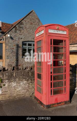 Bristol-Nailsea-Inghilterra-Febbraio 2021-una vista ravvicinata di un vecchio britannico sbiadito cabina telefonica pubblica su una strada principale Foto Stock