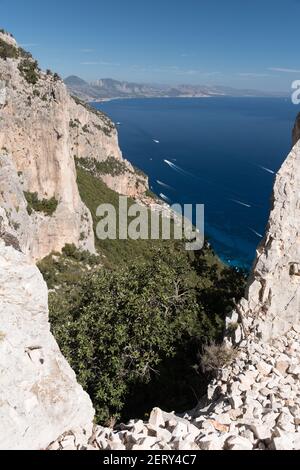 Vista panoramica del golfo di Orosei visto dal sentiero che conduce alla baia Cala Mariolu (Sardegna, Italia) Foto Stock