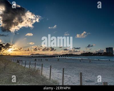 tramonto vicino alla spiaggia in galizia Foto Stock