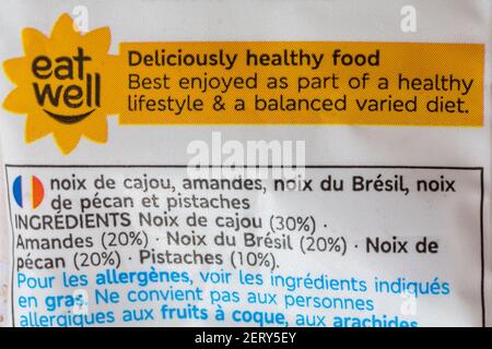 mangiare cibo sano e delizioso meglio goduto come parte di uno stile di vita sano e un'equilibrata dieta varia informazioni su Confezione di frutta secca mista naturale M&S. Foto Stock