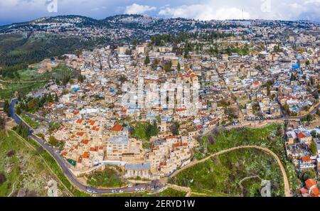 Safed vecchio quartiere ebraico case, con neve luce copertura tetti, vista aerea. Foto Stock