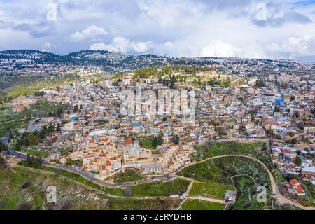 Safed vecchio quartiere ebraico case, con neve luce copertura tetti, vista aerea. Foto Stock