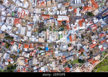 Safed vecchio quartiere ebraico case, con neve luce copertura tetti, vista aerea. Foto Stock