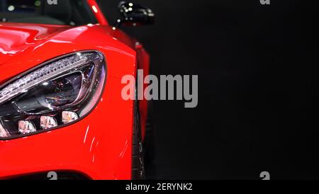Fari per auto moderni rossi su sfondo nero Foto Stock