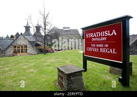 Esterno e segno della distilleria di whisky Strathisla a Keith, Moray, Scozia, Regno Unito Foto Stock