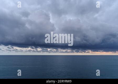 Nuvole sul Mar Ligure in inverno, Imperia, Liguria, Italia Foto Stock