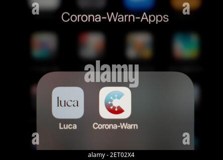 Berlino, Germania. 01 Marzo 2021. Illustrazione - la foto mostra le icone delle applicazioni di avvertimento Corona Luca e l'app di avvertimento Corona del governo federale, rappresentata dall'Istituto Robert Koch. L'app di avvertimento corona Luca è considerata in varie regioni della Germania come parte di una strategia di apertura del commercio, della cultura e dello sport, perché ciò consente un rapido monitoraggio delle catene di infezione. Credit: Kay Nietfeld/dpa/Alamy Live News Foto Stock