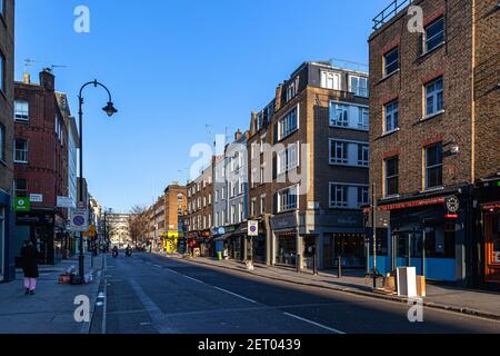 Un pomeriggio tranquillo su Goodge Street, Fitzrovia, Londra, Inghilterra, Regno Unito. Foto Stock