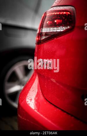 WAREN (Müritz), GERMANIA - 20 feb 2018: Un logo Red VW Golf GTI coperto di Waterdrops; con bassa profondità di campo Foto Stock