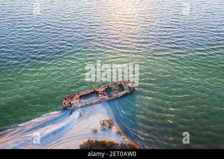 Vecchio relitto in cemento armato chiatta abbandonato stand sulla spiaggia La costa del Mar Nero in Ucraina Foto Stock