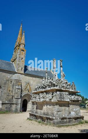 Calvario e cappella di Notre Dame de Tronoen nel Finistère, Britanny Francia Foto Stock