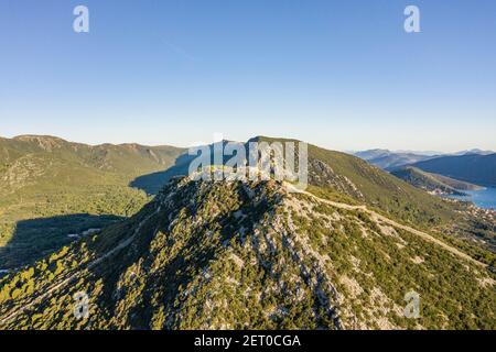 Drone aereo colpo di City Wall di Ston su collina A Mali Ston in Croazia alba estiva Foto Stock