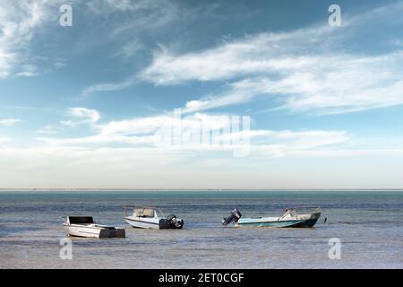 Vecchie barche in metallo sulle acque limpide del Mar Nero. Cielo blu con nuvole sullo sfondo Foto Stock