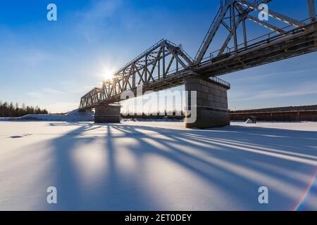Ponte ferroviario sul fiume Chulman in Sud Yakutia, Russia, in inverno Foto Stock