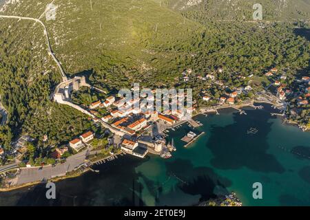 Foto aerea del drone del villaggio di Mali Ston con le mura della città Di Ston a Ragusa vicino Dubrovnik in Croazia alba estiva Foto Stock