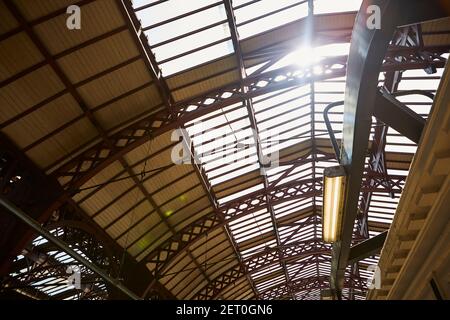 Un treno ad una stazione ferroviaria Foto Stock