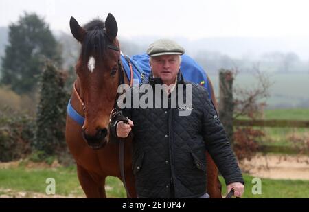 Allenatore Colin Tizzard con Lostintranslation durante la visita alla scuderia di Colin Tizzard presso la Spurles Farm, porto di Milborne. Data immagine: Lunedì 1 marzo 2021. Foto Stock