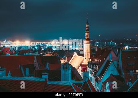 Tallinn, Estonia. Vista notturna. Architettura medievale della Città Vecchia. Vista e luogo famosi, Scenic destinazione Foto Stock