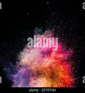 Polvere di Holi che esplode su sfondo nero. Festival dei colori. CopySpace. Foto Stock