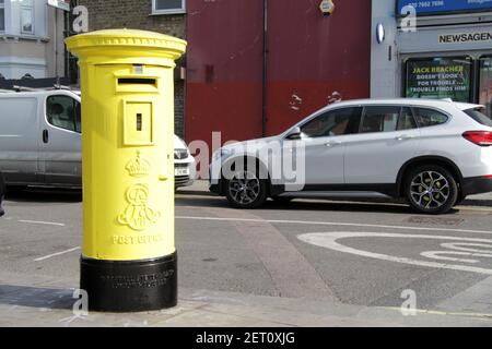 Yellow Royal Mail Postbox in West London Street Foto Stock