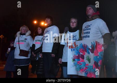 KIEV, UCRAINA - 28 FEBBRAIO 2021 - gli attivisti partecipano allo spettacolo di luci in Piazza Mykhailivska nella Giornata delle malattie Rare, Kiev, capitale dell'Ucraina. Foto Stock