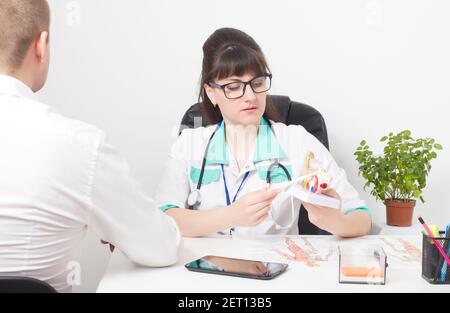 Paziente maschile a un appuntamento con un medico di un otolaringologo. Concetto di malattia dell'orecchio, della gola e del naso, perdita dell'udito. Trattamento per il congestio nasale Foto Stock