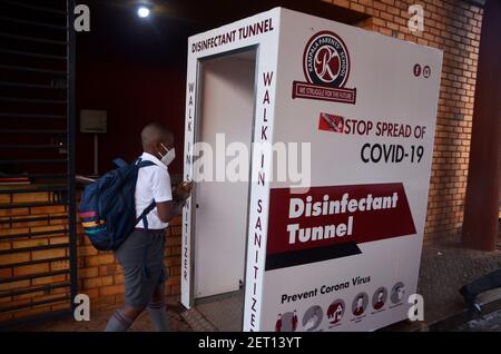 Kampala, Uganda. 1 marzo 2021. Un allievo cammina attraverso un tunnel disinfettante in una scuola di Kampala, Uganda, 1 marzo 2021. Gli studenti ugandesi delle classi semi-candidate di 6 primarie, 3 senior e 5 hanno ripreso gli studi lunedì. Credit: Nicholas Kajoba/Xinhua/Alamy Live News Foto Stock