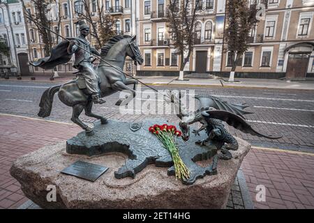 Il monumento del vincitore del Cossack - l'ucraino Cossack punta un drago a due teste - Kiev, Ucraina Foto Stock