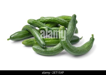 Gruppo di piccoli cetrioli freschi locali isolati su bianco sfondo Foto Stock