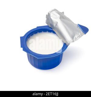 Primo piano di una tazza di crema di caffè in plastica blu aperta isolato su sfondo bianco Foto Stock