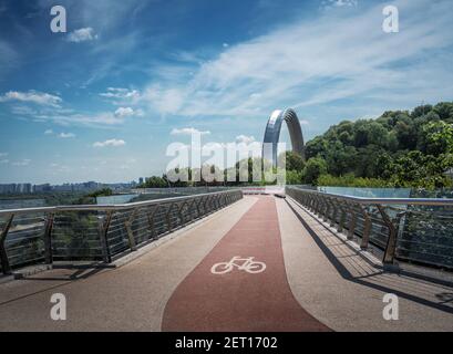 Ponte di vetro e l'Arco dell'amicizia popolare - Kiev, Ucraina Foto Stock