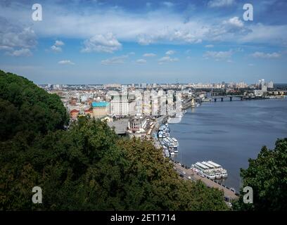 Vista aerea dell'argine di Kiev e del fiume Dnieper - Kiev, Ucraina Foto Stock