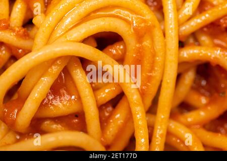 Fotografia macro estrema ravvicinata di spaghetti con salsa di pomodoro. Foto Stock