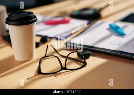 Bicchieri sul tavolo da ufficio Foto Stock
