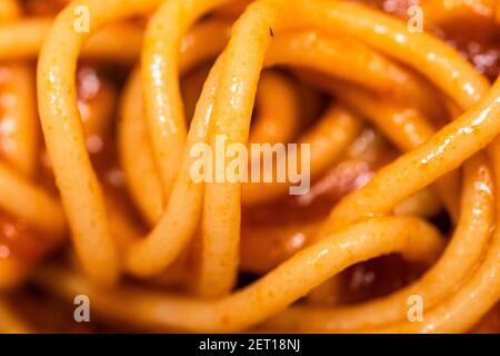 Fotografia macro estrema ravvicinata di spaghetti con salsa di pomodoro. Foto Stock