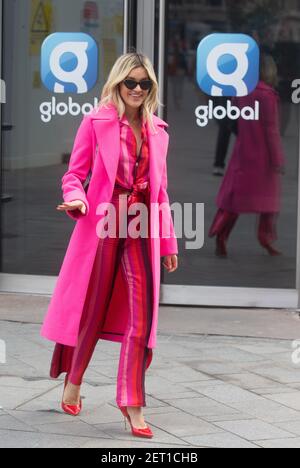 Londra, Regno Unito. 1 marzo 2021. Ashley Roberts lascia gli studi di Global radio. Credit: Mark Thomas/Alamy Live News Foto Stock