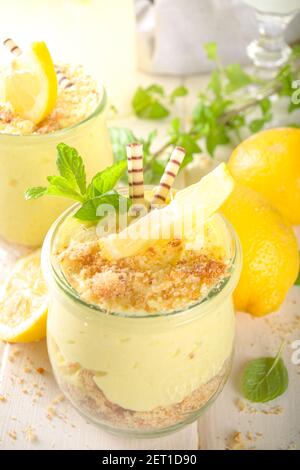 Nessuna cheesecake al limone fatta in casa con menta in piccola annata vasi Foto Stock