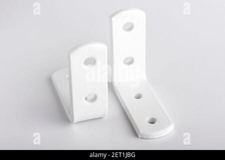 Angoli metallici per il montaggio in bianco su sfondo bianco. Foto Stock