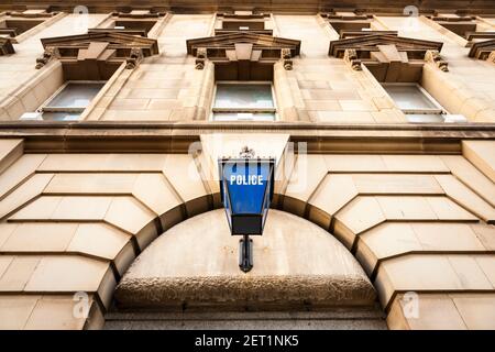 Una tradizionale vecchia lampada blu della polizia sopra l'ingresso alla stazione di polizia in disuso nel mercato del Merletto, Nottingham, Inghilterra, Regno Unito Foto Stock