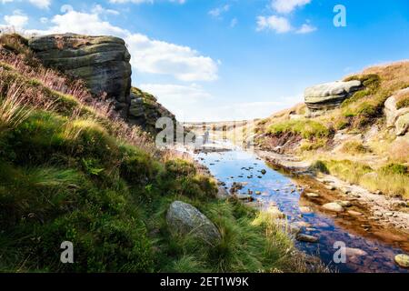 Il fiume Kinder durante l estate al Kinder cancelli, Kinder Scout, Derbyshire, Parco Nazionale di Peak District, England, Regno Unito Foto Stock