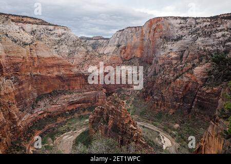 Una vista incantevole dei paesaggi marroni del Parco Nazionale di Zion nello Utah, Stati Uniti Foto Stock