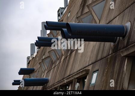 Berlino, Germania. 01 Marzo 2021. I tubi di ventilazione sporgenti nella façade del laboratorio centrale degli animali (äusebunker) decommissionato a Lichterfelde, che è minacciato di demolizione, sono una caratteristica impressionante dell'edificio. Nell'ambito di un "processo di dialogo competitivo" per lo sviluppo del campus attorno alla clinica Benjamin Franklin, si deve chiarire cosa diventerà dell'ex laboratorio di test sugli animali di Freie Universität (fu). I primi risultati dovrebbero essere disponibili nel terzo trimestre 2021. Credit: Paul Zinken/dpa-Zentralbild/dpa/Alamy Live News Foto Stock