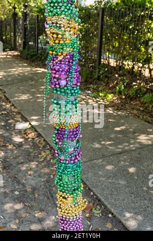 Perle colorate stese intorno a un lampione a New Orleans il lancio di perline e gioielli falsi, da sfilate galleggianti a quelli che guardano sotto, è Th Foto Stock