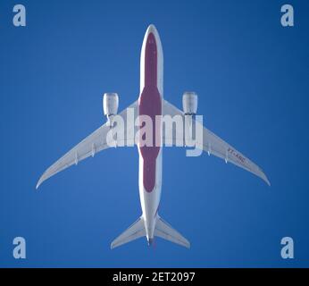 1 marzo 2021. Air India Boeing 787 Dreamliner parte da Londra Heathrow a Mumbai in un bel cielo blu chiaro. Credito: Malcolm Park/Alamy. Foto Stock